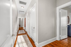 Interior - Walkable In-Town Gainesville Next to NGHS & Square (Gainesville)