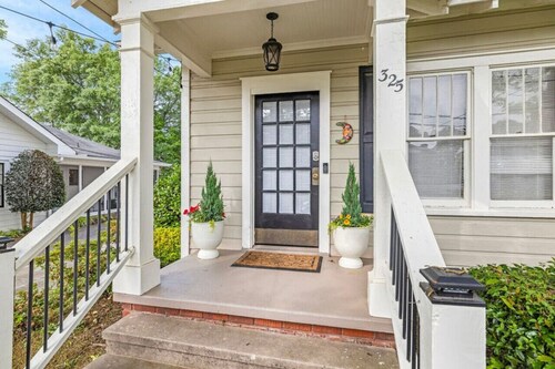 Walkable In-Town Gainesville Next to NGHS & Square