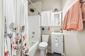 Sèche-cheveux, serviettes fournies