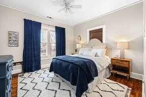 2 عدّة غرف نوم ومكتب ومكواة/لوح كي وسرير سفر