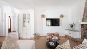 Een televisie en een open haard