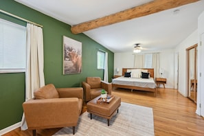 5 chambres, bureau, fer et planche à repasser, lit de bébé portatif