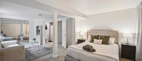 5 Schlafzimmer, Schreibtisch, Bügeleisen/Bügelbrett, Reisekinderbett