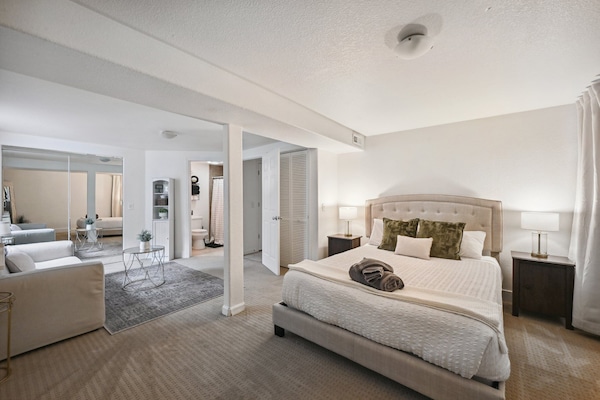 5 chambres, bureau, fer et planche à repasser, lit parapluie