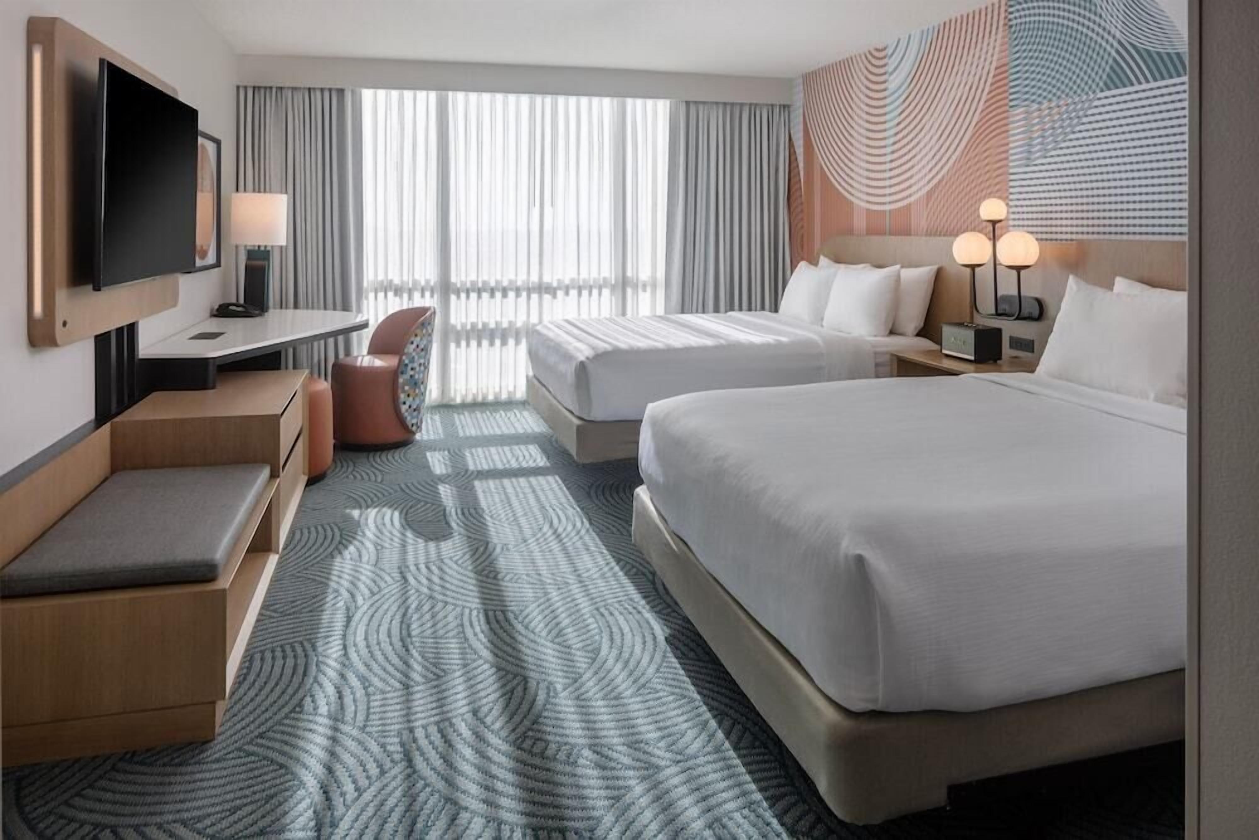 1 soverom, skrivebord, strykejern/-brett og reiseseng for barn