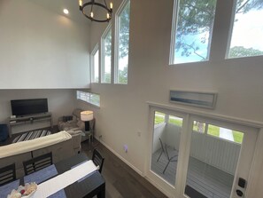 Living area - Spacious 5-bedroom house in enjoyable Seminole with AC, WiFi (Seminole)