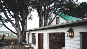 Un bâtiment blanc avec un toit vert, de grandes fenêtres et une enseigne sur laquelle on peut lire « PASAPO ».