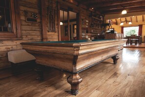 Books - Estancia Monte Dinero (Cabo Virgenes)