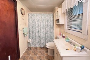 Sèche-cheveux, serviettes fournies, savon, papier toilette