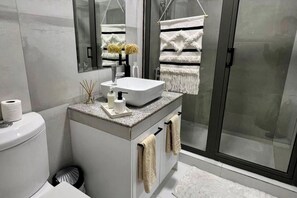 Dusche, Haartrockner, Handtücher
