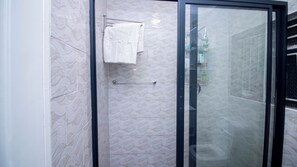 Shower, towels - 2Bed-4Guests-Garden-NearCentre&Attractions (Harare)