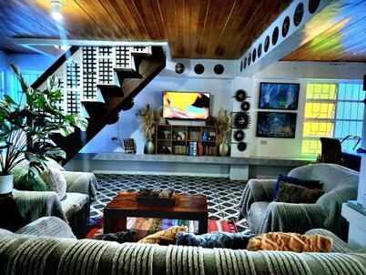 3 Bed House - Sleeps 20 - Pets - Pool - Garden