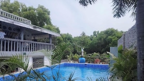 Indoor pool - 3 Bed House - Sleeps 20 - Pets - Pool - Garden (La Union)