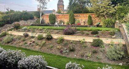 Seaside-Scarborough-WiFi-Parking-PetsOK-Sleeps-7/8