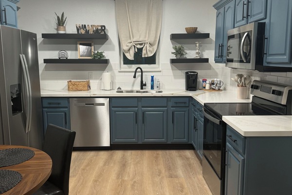 Réfrigérateur, micro-ondes, four, plaque de cuisson