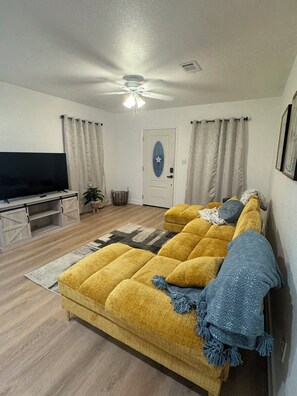 Smart TV, books - Charming 2-bedroom house with WiFi in Port Neches (Port Neches)