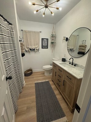 Hair dryer, towels, soap, shampoo - Charming 2-bedroom house with WiFi in Port Neches (Port Neches)