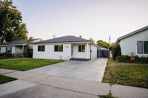 Stylish single-story home with a front yard and driveway.