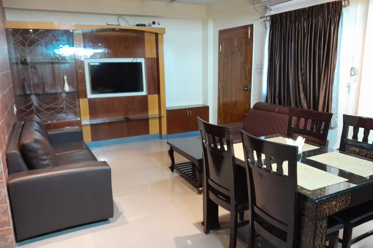 Executive Apartment, Balcony | Iron/ironing board, free WiFi