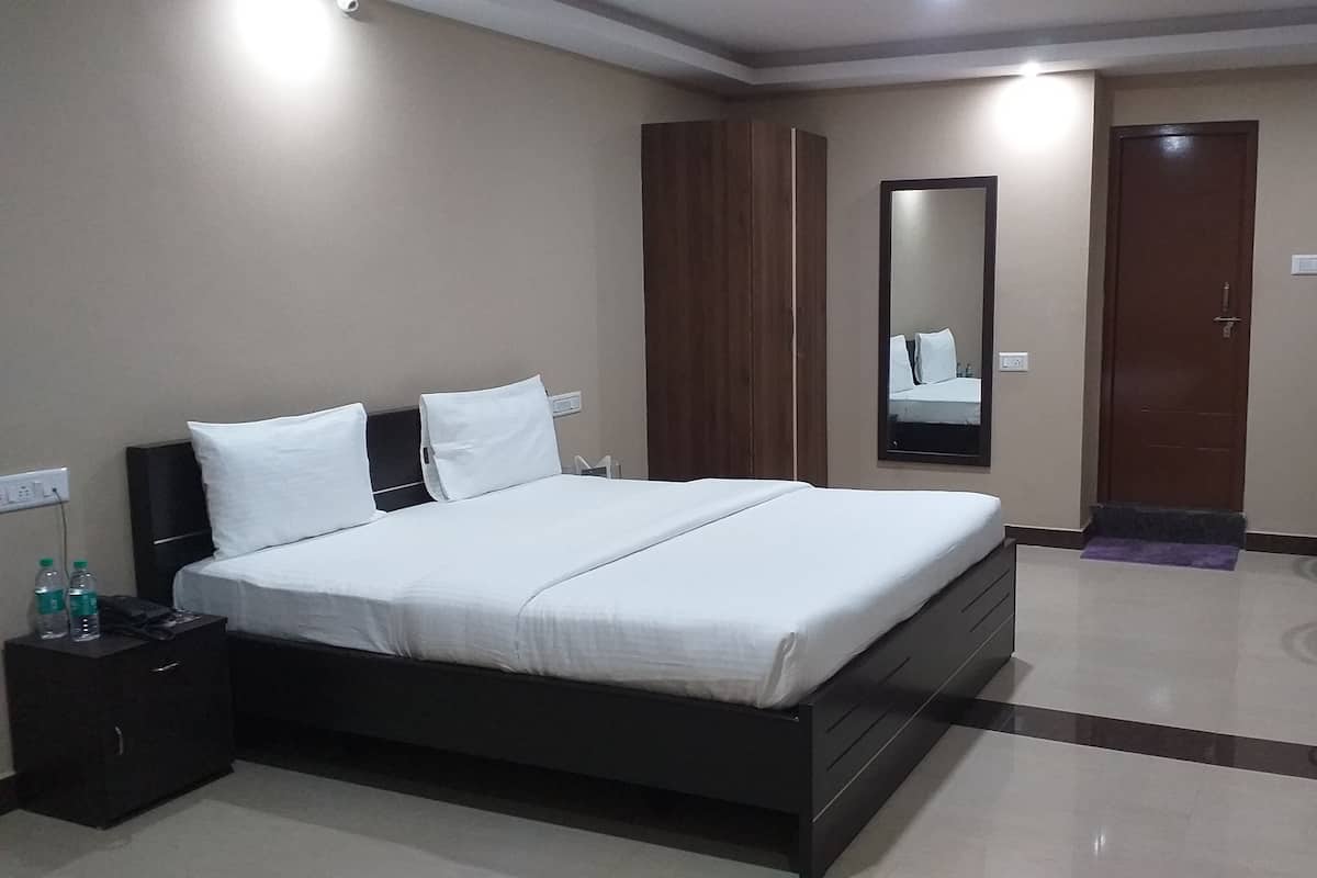 Deluxe Double Room | Iron/ironing board, free WiFi