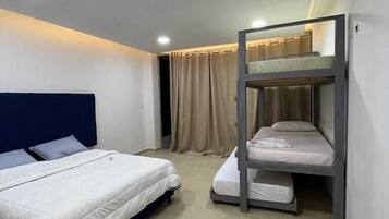 Suite Deluxe, balcón, vista a la playa | 1 habitación y wifi gratis