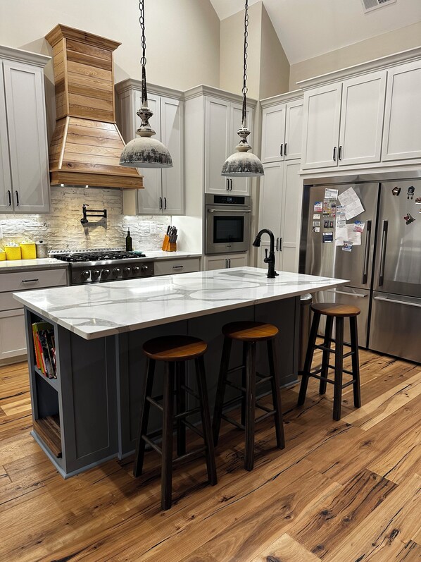 冷蔵庫、電子レンジ、オーブン、コンロ