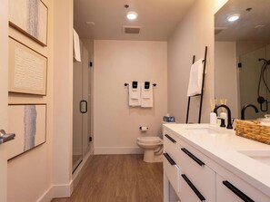 Shower, hair dryer - Golding Era at 514 Jackson (Oxford)