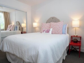 3 bedrooms, iron/ironing board, WiFi, bed sheets - Golding Era at 514 Jackson (Oxford)