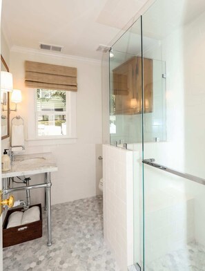Shower, hair dryer - The Sage on Pierce by Apex Short Term Stays (Oxford)