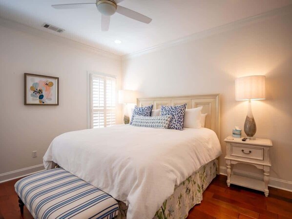 3 bedrooms, iron/ironing board, WiFi, bed sheets - The Charleston | Best Playoff Weekend Rate (Oxford)