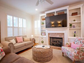 TV, fireplace, offices - The Charleston | Best Playoff Weekend Rate (Oxford)