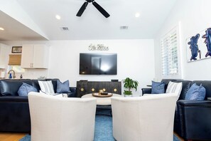 A modern living room with a black leather sofa set, a coffee table, and a flat-screen TV mounted on the wall. - Sip Sanctuary by Apex Short Term Stays (Oxford)