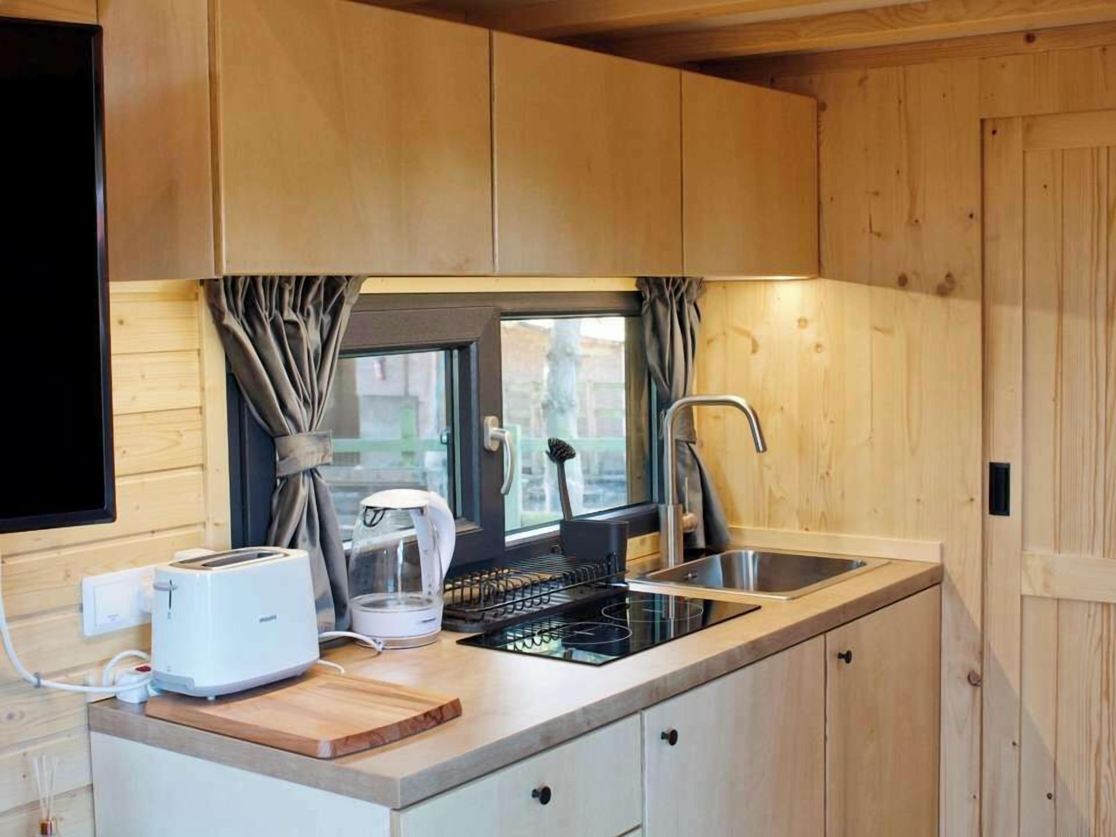 Fridge, stovetop, toaster, cookware/dishes/utensils