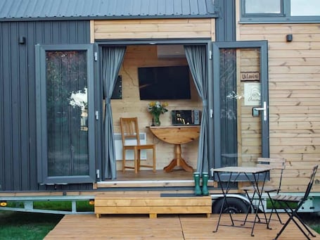 Outdoor dining. Vilasini Hut by Tiny Away