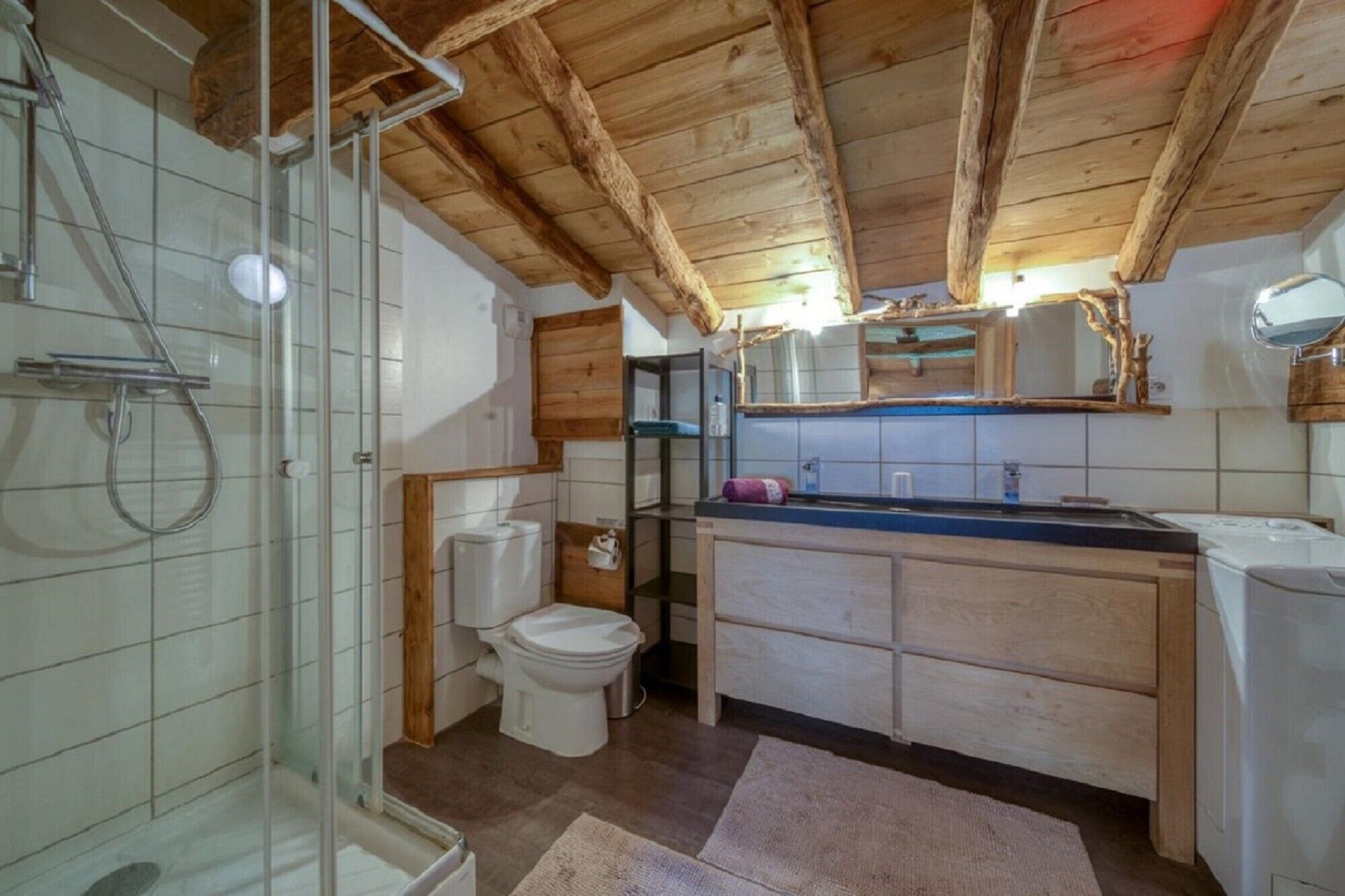 Ein Badezimmer mit Dusche, Toilette und Waschbecken.