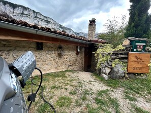 A stone building with a tiled roof, a stone chimney, and a mailbox. - Holiday Home L'Echappée En Vercors – Astronomy, Hiking, Nature & Relaxation (Choranche)