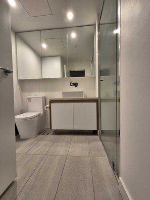 Shower, hair dryer, towels, soap - Radiance Residence (RnR) with pool and gym (Fortitude Valley)