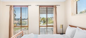 Peaceful 4B2B Sweet Home w/Backyard @ Springfield