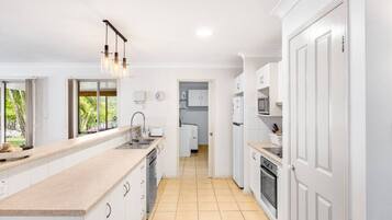 冷蔵庫、電子レンジ、オーブン、コンロ