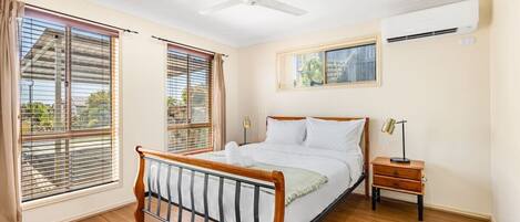 4 bedrooms, iron/ironing board, WiFi, bed sheets