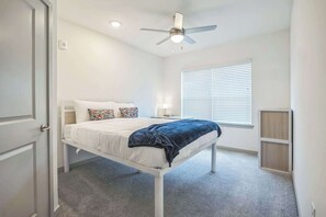3 Schlafzimmer, Schreibtisch, Bügeleisen/Bügelbrett, WLAN