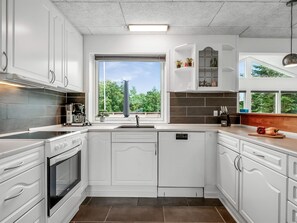 雪櫃、微波爐、焗爐、洗碗機