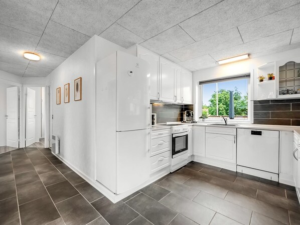 Kühlschrank, Mikrowelle, Geschirrspüler, Kochgeschirr/Geschirr/Besteck