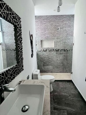 Bruser, hårtørrer, håndklæder, Sæbe