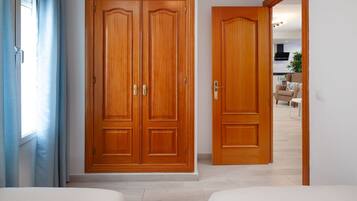 3 slaapkamers, een strijkplank/strijkijzer, gratis wifi, beddengoed