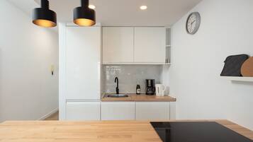 Jääkaappi, mikroaaltouuni, uuni, astianpesukone