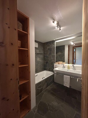 Een douche, handdoeken