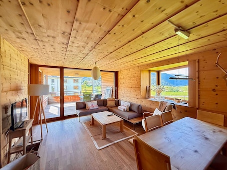 TV, fireplace. Ski Apartment with Fireplace & Mountain Views
