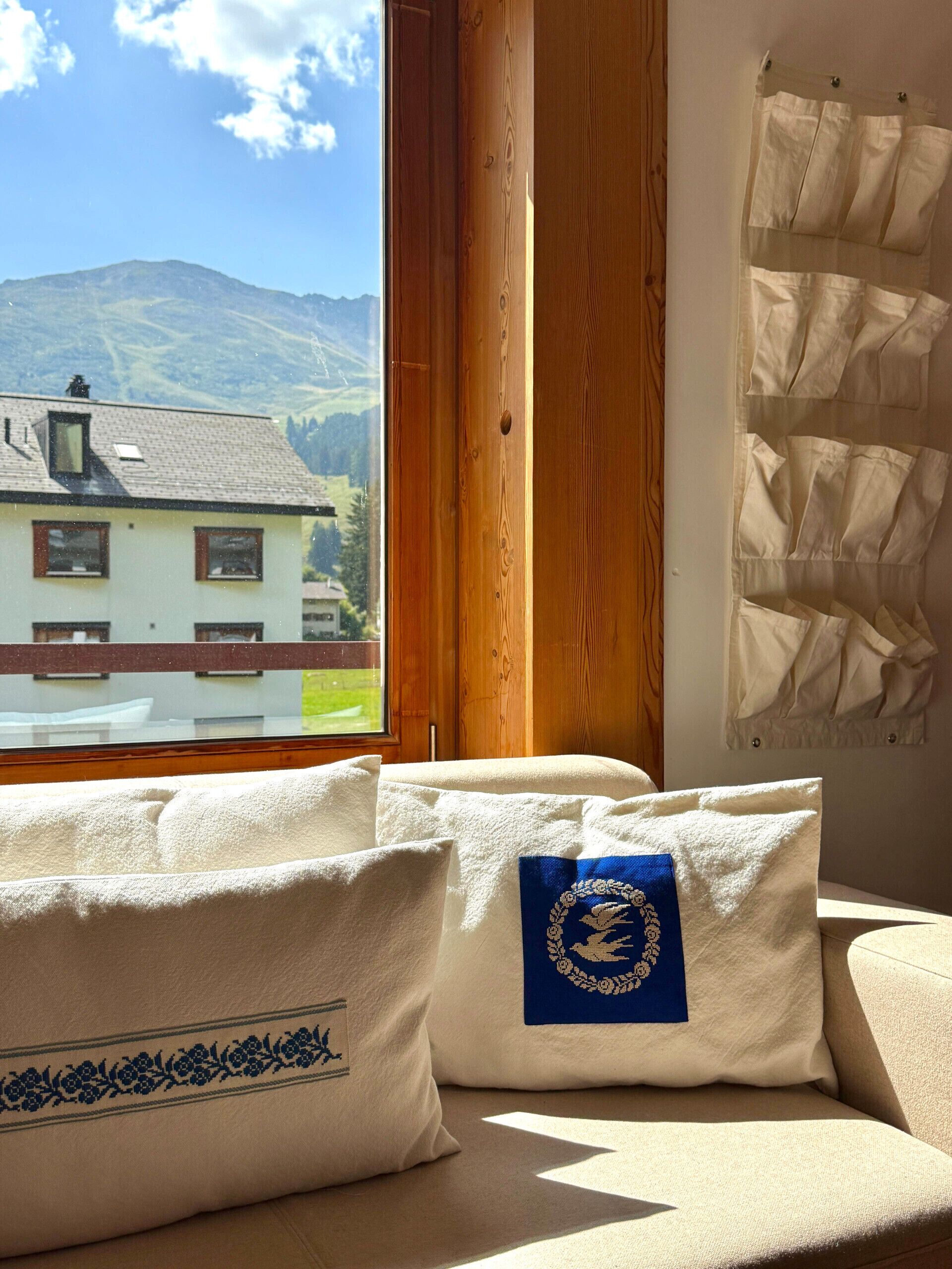 Televisión y chimenea 