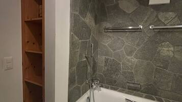 Douche, serviettes fournies